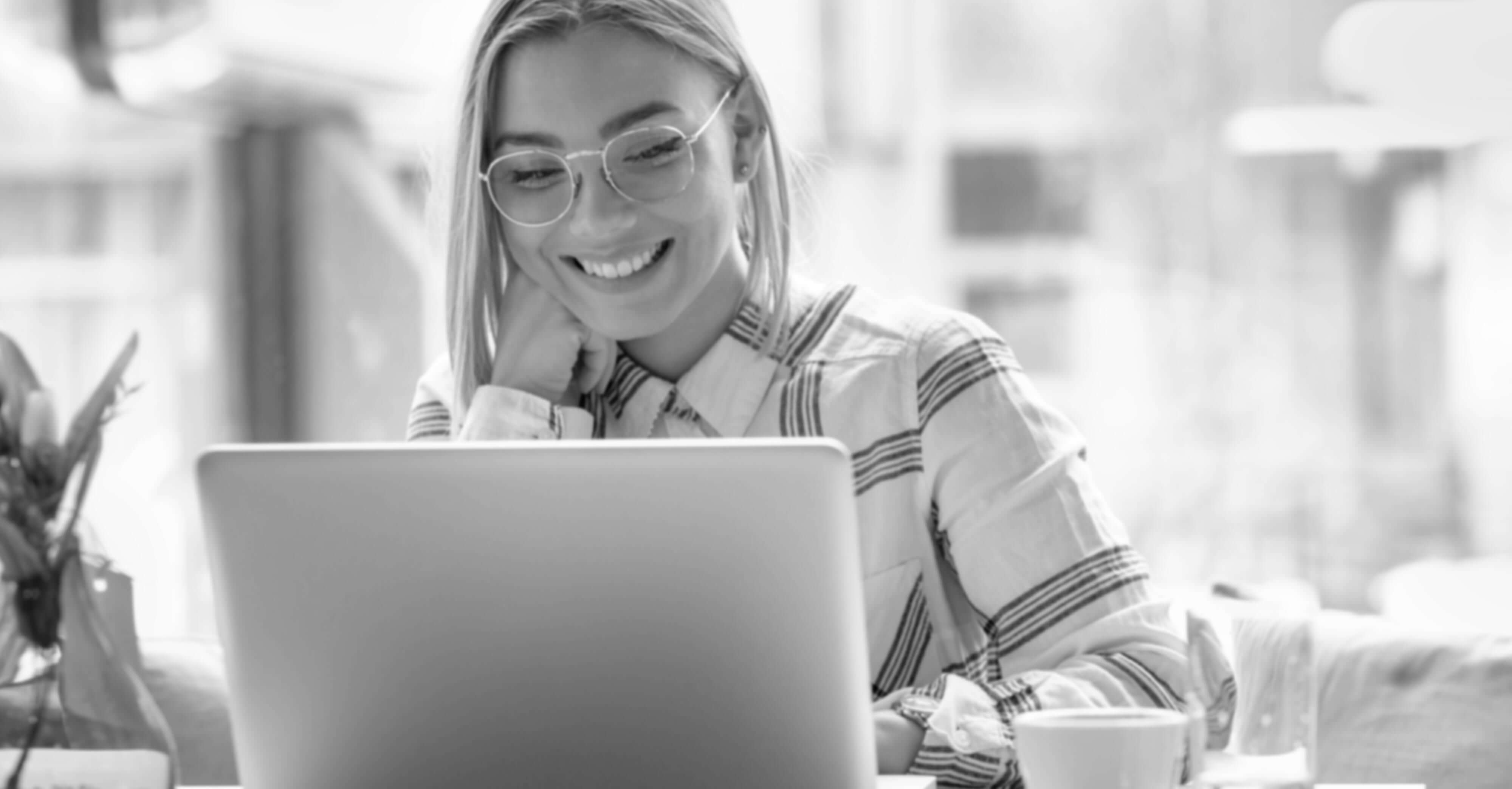 Une fille utilise un ordinateur portable