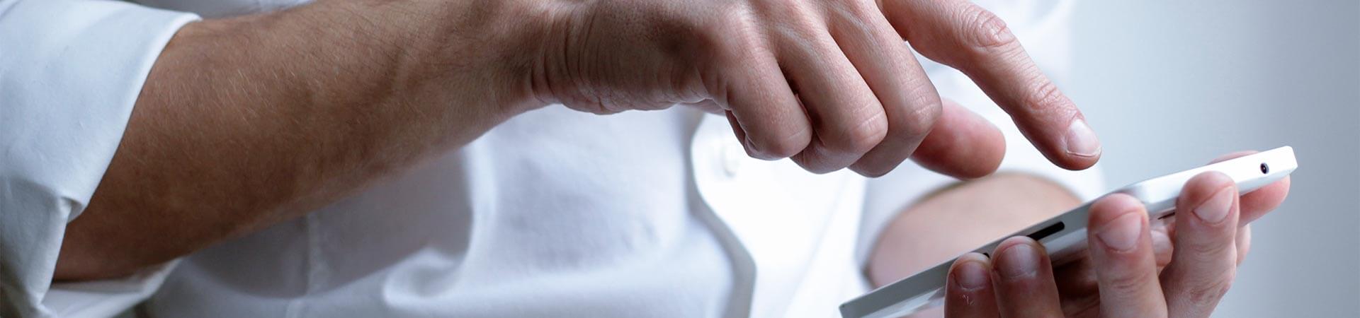 Un homme cliquant sur un cellulaire